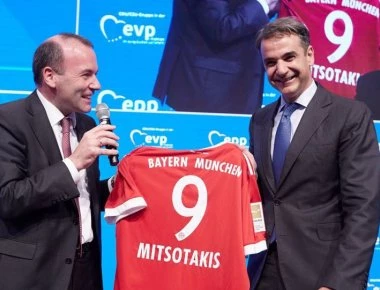 Φανέλα με το «9» της Μπάγερν έδωσε στον Κ. Μητσοτάκη ο Μάνφρεντ Βέμπερ (φωτό)